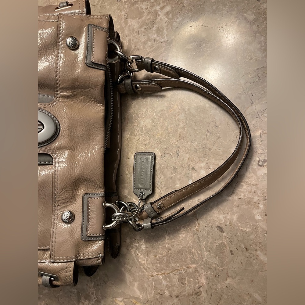 Coach Chelsea Peyton Carry-All Beige/Gray Patent Leather Shoulder Satchel - Picture 4 of 16